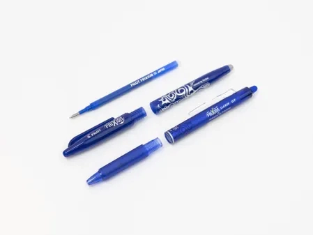 PILOT Set de 3 recharges pour roller FriXion Ball. Pointe moyenne 0,7 mm. Encre gel.